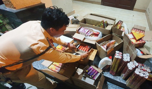 Bị công an 'tóm' vì rượu, pháo lậu làm lệch cả xe tải